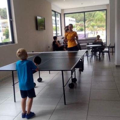 personnes jouant au ping pong