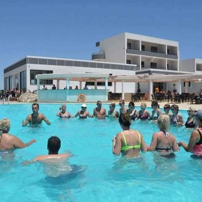 groupe de personnes dans piscine