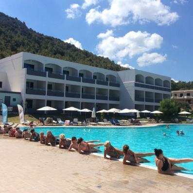 personnes faisant de l'aquagym dans piscine