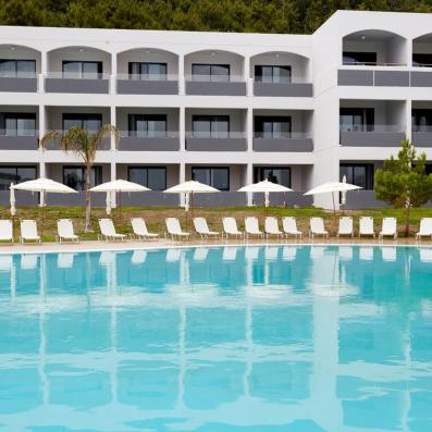 piscine avec hôtel en arrière plan