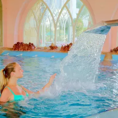 femme dans piscine intérieure