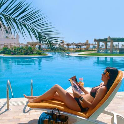 femme sur un transat devant piscine