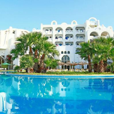 piscine et bâtiment hôtel