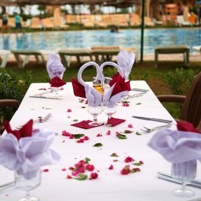 table dressée devant piscine