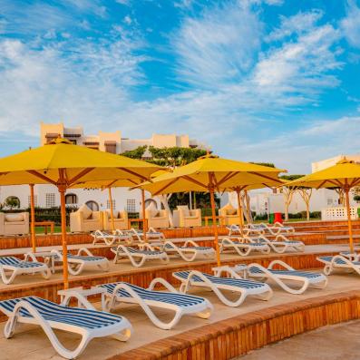 plage avec parasols et transats