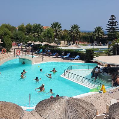 groupe jouant au water polo dans piscine