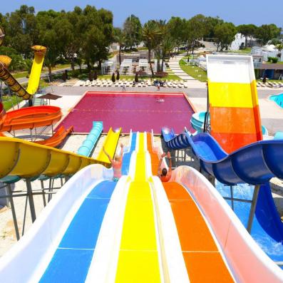 toboggans aquatiques colorés