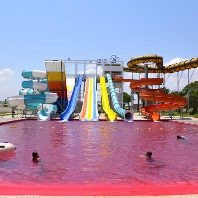 aquapark piscine eau rouge