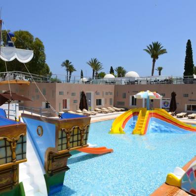 piscine avec jeux pour enfants