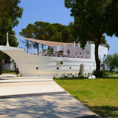 bar en forme de bateau