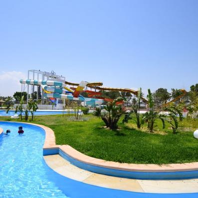 piscine avec toboggans