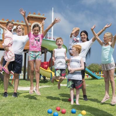 groupe d'enfants sautant