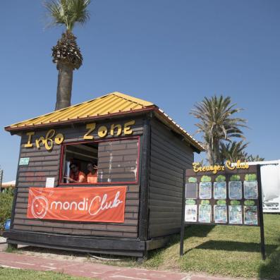 cabane en bois avec drapeau Mondi Club