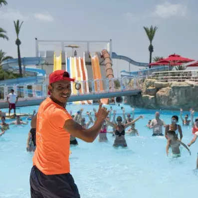 animateur devant piscine et toboggans