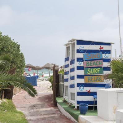 cabane en bois à l'entrée de la plage