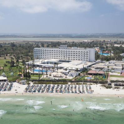 vue aérienne de l'hôtel et de la plage