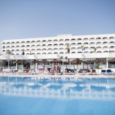 piscine et bâtiment hôte