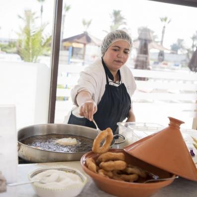 cuisinière préparant des beignets