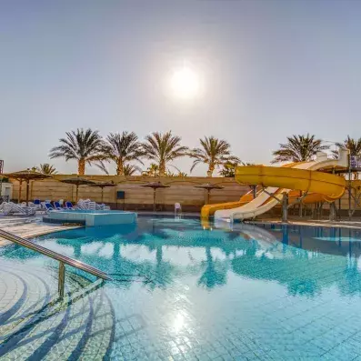 piscine avec toboggans