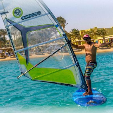 homme faisant de la planche à voile