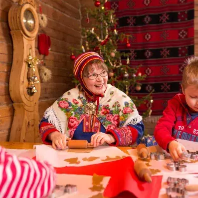 grand mere et petite fille faisant des gâteaux