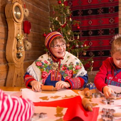 grand mere et petite fille faisant des gâteaux