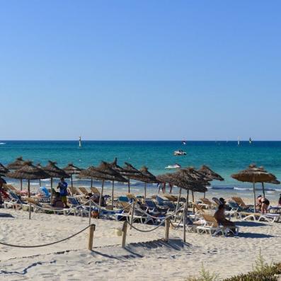 plage avec parasols