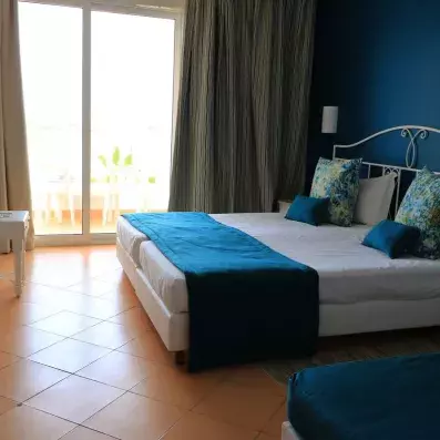 chambre avec 2 lits collés