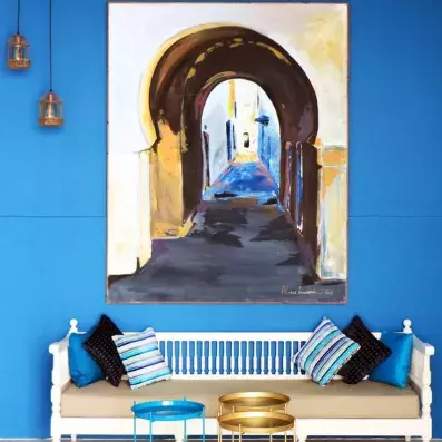 mur bleu avec tableau et sofa
