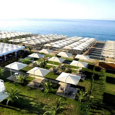 plage avec transats et parasols