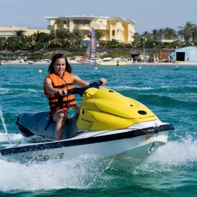 femme faisant du jet ski
