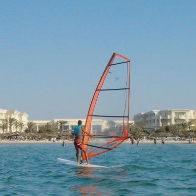 homme faisant de la planche à voile