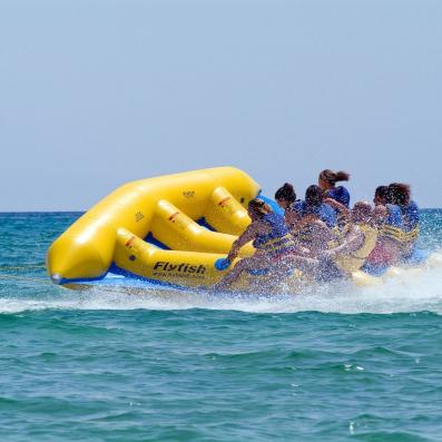 groupe faisant du banana boat