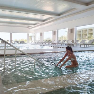 femme dans piscine intérieure