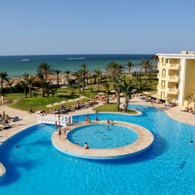 piscine avec mer en arrière plan