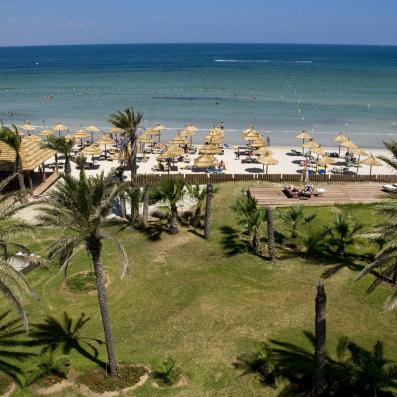 plage avec parasols et transats