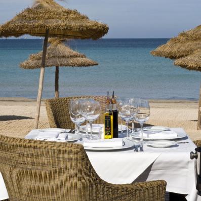 table dressée sur la plage