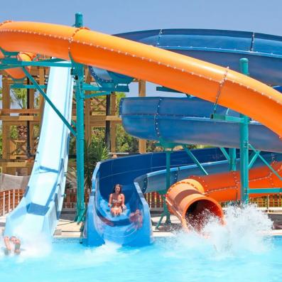 femme glissant sur toboggans aquatiques