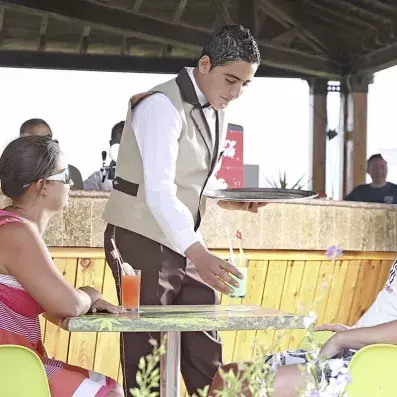 barman servant un verre à des clients