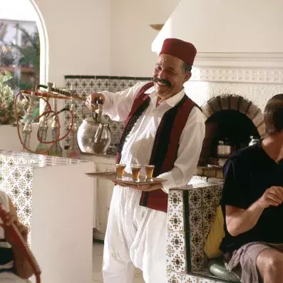 serveur servant un thé à la menthe