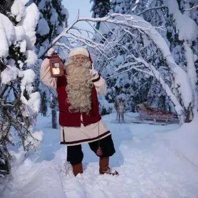 Pere noel dans la neige
