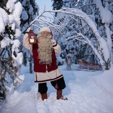 Pere noel dans la neige