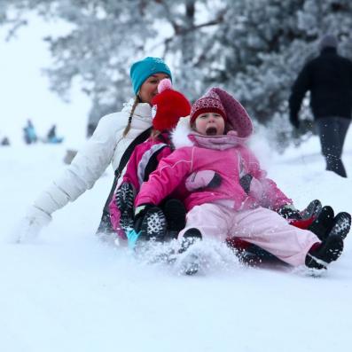 enfants glissant sur une luge