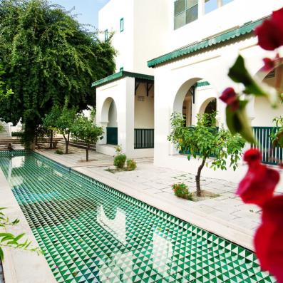 piscine avec bâtiment blanc et vert