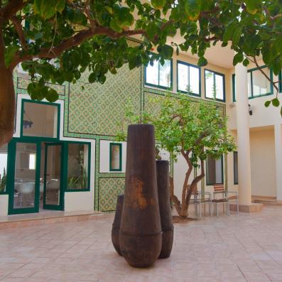 hall avec grand vases marron