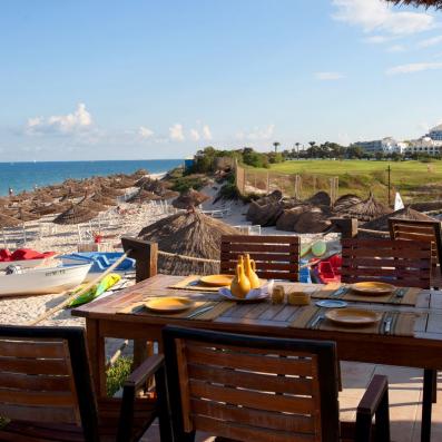 table dressée sur la plage