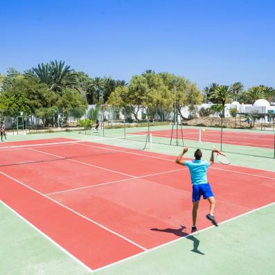 personnes jouant au tennis