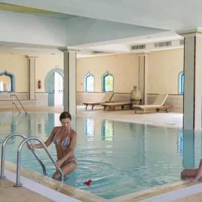 femme dans piscine intérieure