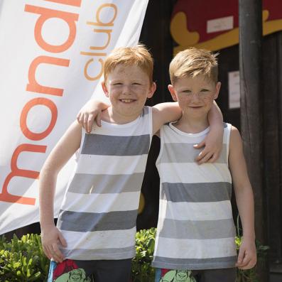 2 enfants avec drapeau Mondi club