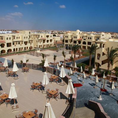 bâtiment hotel et parasols